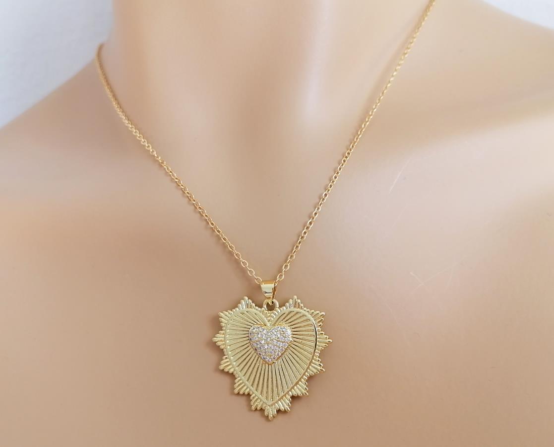 large-heart-shaped-charm-necklace-gold-plated-for-women-amazing-ribbed-heart-pendant-necklace-gold-heart-medallion-necklace-big-radial-heart-necklace-buy-love-necklace-statement-necklace-gift-for-girlfriend-gift-for-her-christmas-gift-sparkly-crystal-heart-necklace-birthday-gift-ideas-coraz-n-collar-de-oro-collier-en-plaqu-or-0