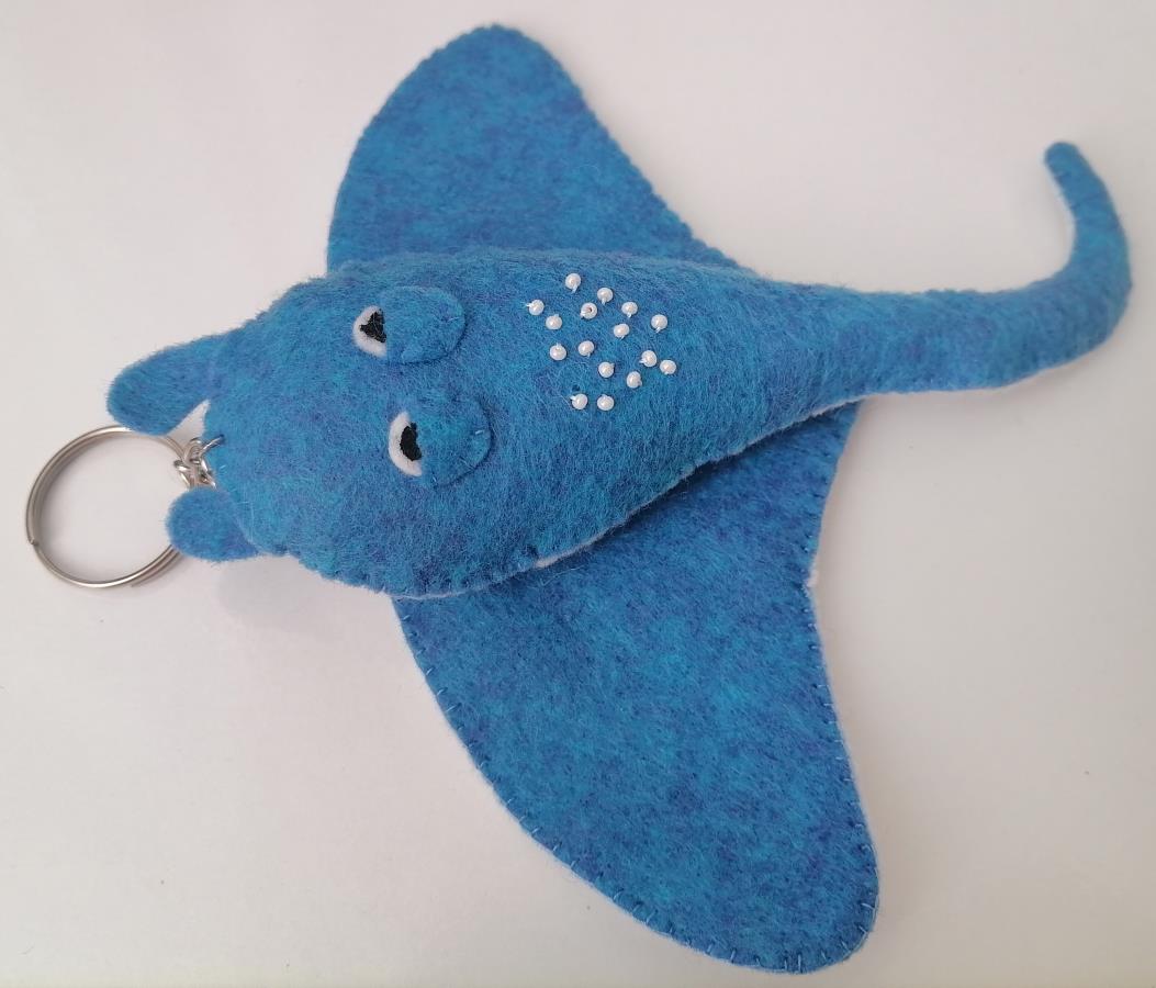 stingray-felt-keyring-blue-tropical-wave-wool-felt-stingray-keychain-handmade-sea-creatures-keychain-bag-accessories-plush-sewing-under-the-sea-animals-keyring-ocean-charm-keychain-nautical-keyring-gift-0