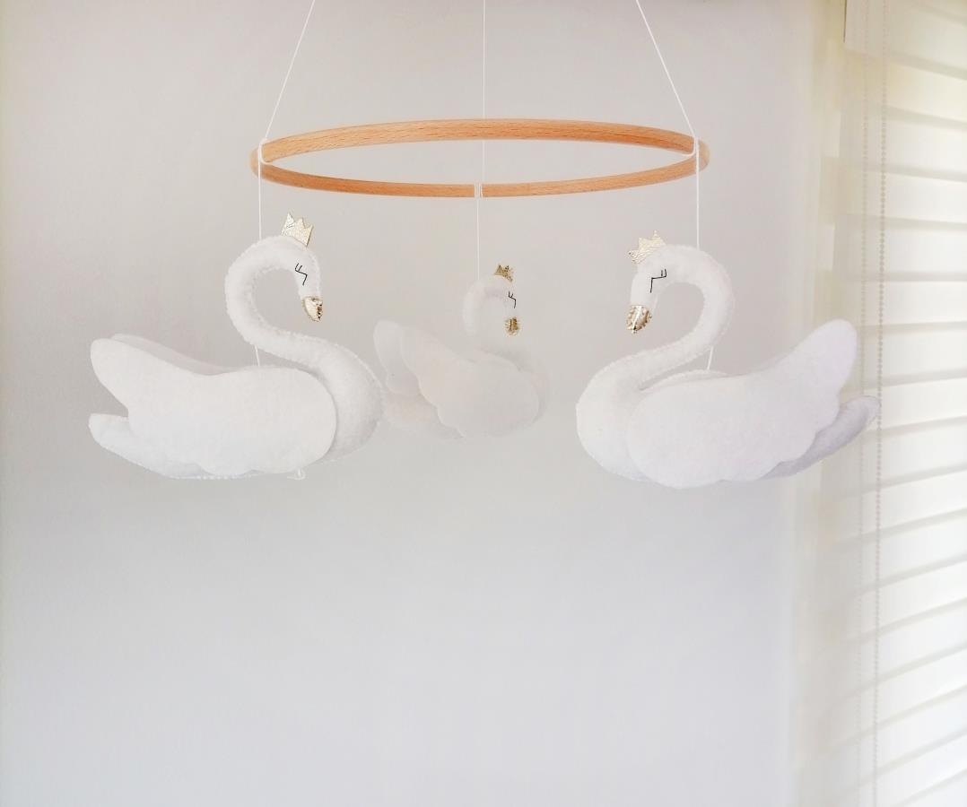 handmade-handcrafted-swan-nursery-mobile-felt-white-princess-swanbaby-girl-crib-mobile-schwan-baby-handy-kinderbett-swan-nursery-decor-swan-baby-cot-mobile-baby-girl-newborn-gift-baby-shower-gift-baby-girl-swan-bedroom-hanging-mobile-ceiling-mobile-present-for-infant-0
