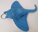 stingray-felt-keyring-blue-tropical-wave-wool-felt-stingray-keychain-handmade-sea-creatures-keychain-bag-accessories-plush-sewing-under-the-sea-animals-keyring-ocean-charm-keychain-nautical-keyring-gift-1